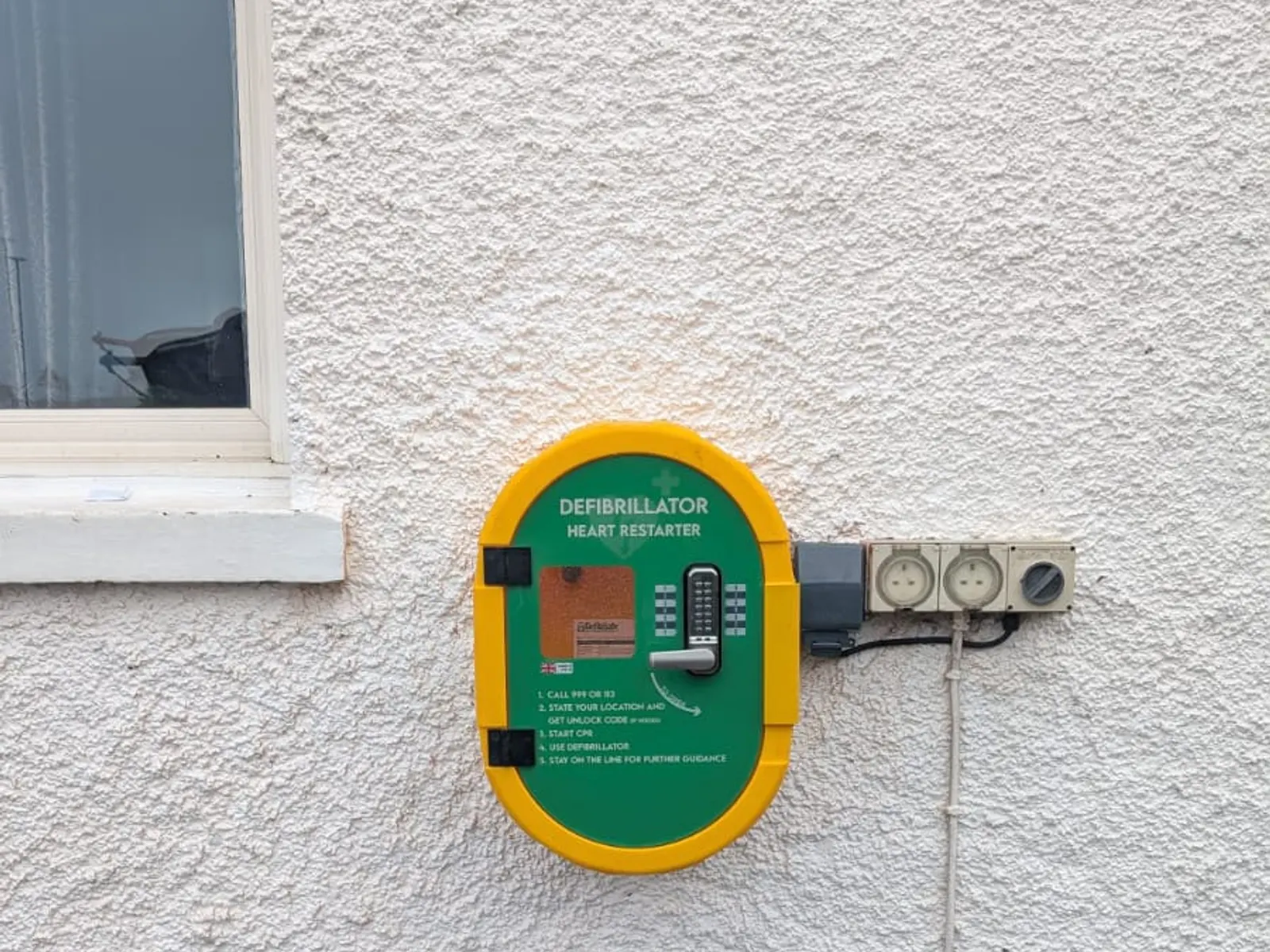 Defibrillator cabinet